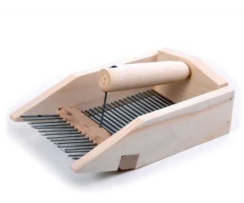 Česáček na heřmánek a borůvky dřevěný